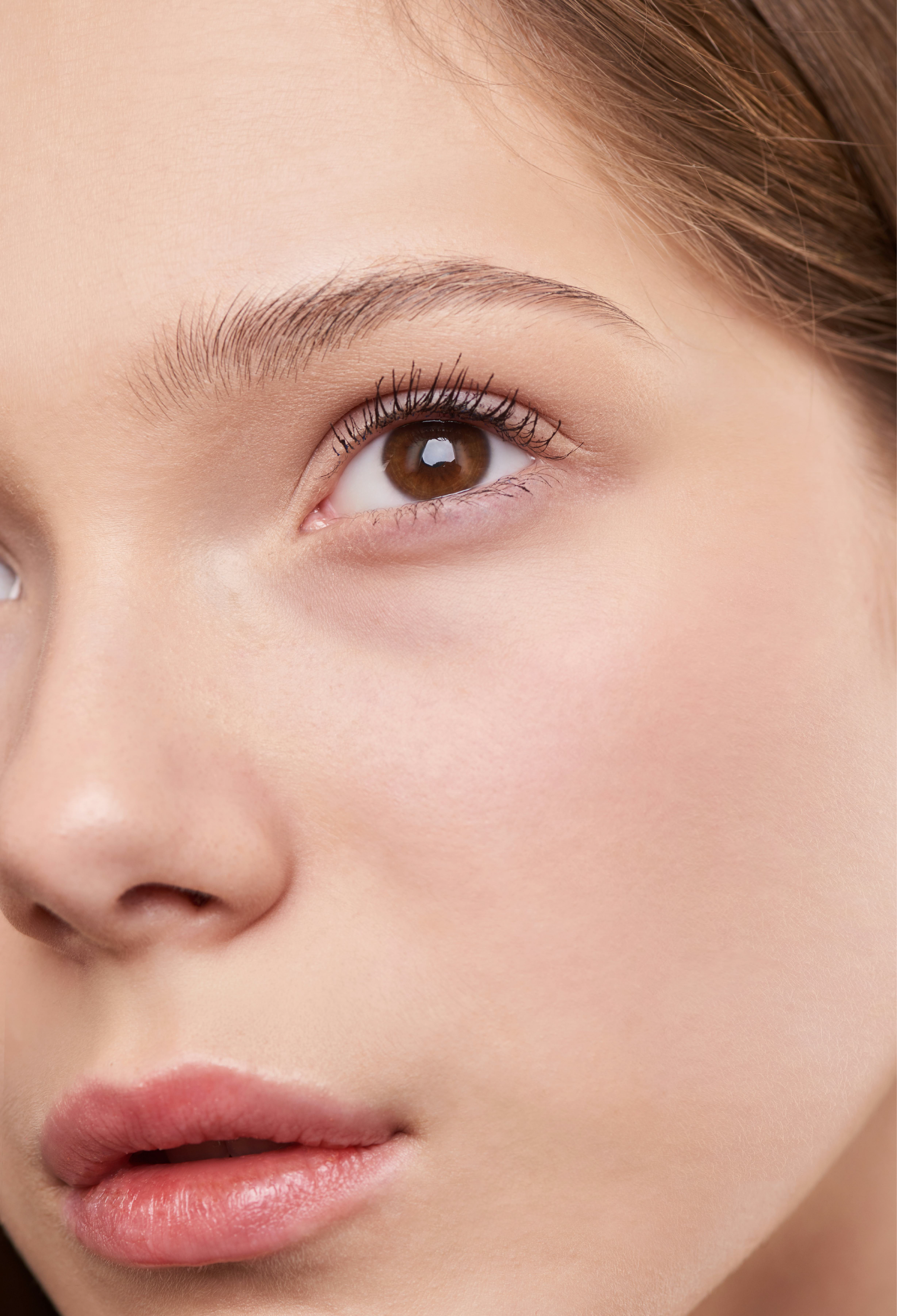Rostro de mujer en primer plano con análisis de piel